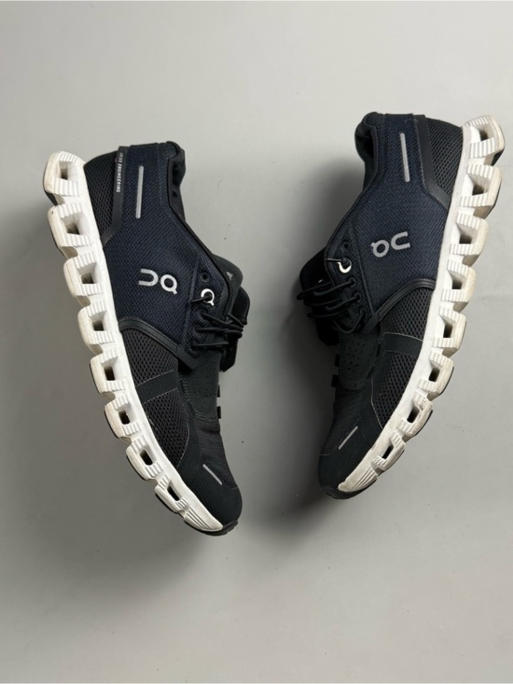 On Cloud 5 Women’s Black White Running Minimalist Sneakers Size 8 / 39